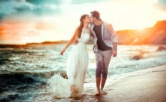 ženska in moški zaljubljena v povečan penis