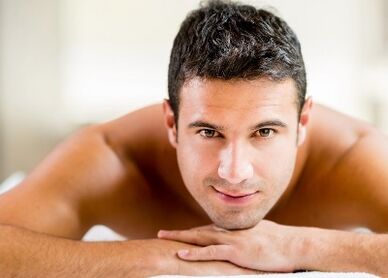 Moški je z masažo povečal svoj penis